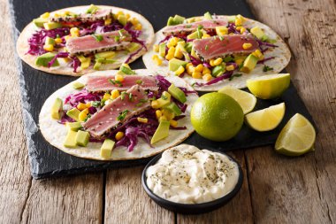 Lezzetli balık takos Kızartılmış ton balığı filetosu, Mısır, kırmızı lahana ile,