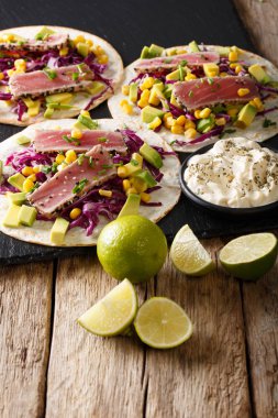 İştah açıcı yemek: ton balığı, susam, Mısır, kırmızı lahana ile tacos ve 