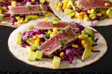 Ton balığı, kırmızı lahana, Mısır, avokado ve soğan c ile Meksika tacos