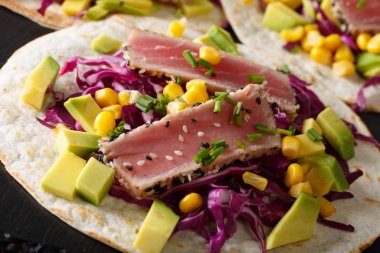 Balıklı Taco ton balığı, kırmızı lahana, Mısır, avokado ve soğan macr ile