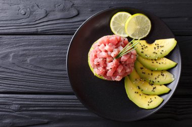 Güzel yemek: taze ton balıklı tartar kireç, avokado ve susam 
