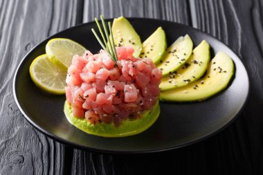 Güzel yemek: taze ton balıklı tartar kireç, avokado ve susam 