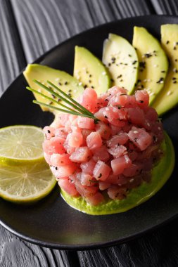 avokado, wasabi ve kireç closeup ile taze ton balıklı tartar. ver
