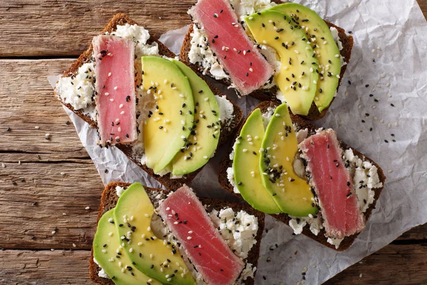 Süper gıda: sandviç ile orkinos biftek susam, avokado ve co