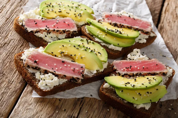 Süper gıda: sandviç ile orkinos biftek susam, avokado ve co