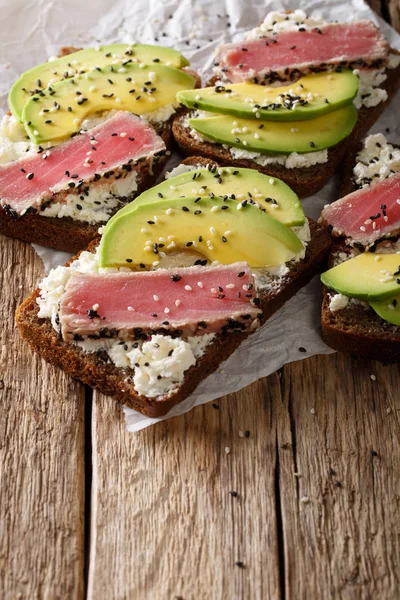 Homemade sandwiches with tuna steak in sesame, avocado and cream — Stock Photo, Image