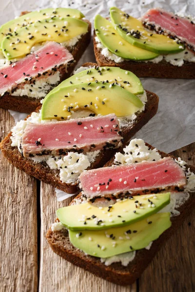 Taze pişmiş sandviç ile Kızartılmış ton balığı, avokado ve krem che