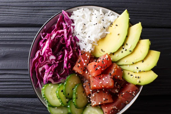 Hawaiian tuna poke kase avokado, kırmızı lahana, salatalık ve 