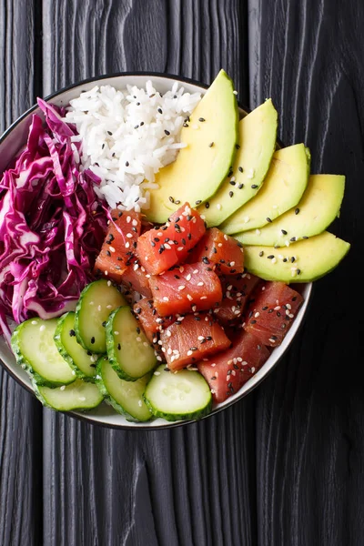 Hawaiian tuna poke kase avokado, kırmızı lahana, salatalık ve 