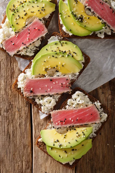 Бутерброды с филе тунца, авокадо и сливочным сыром — стоковое фото