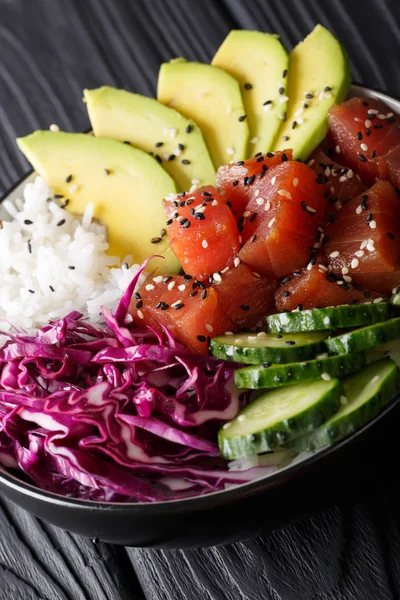 Hawaiian tuna poke kase avokado, kırmızı lahana, salatalık ve 