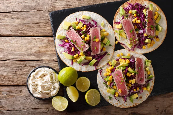 Tortilla con filete de atún, sésamo y verduras frescas de cerca . — Foto de Stock