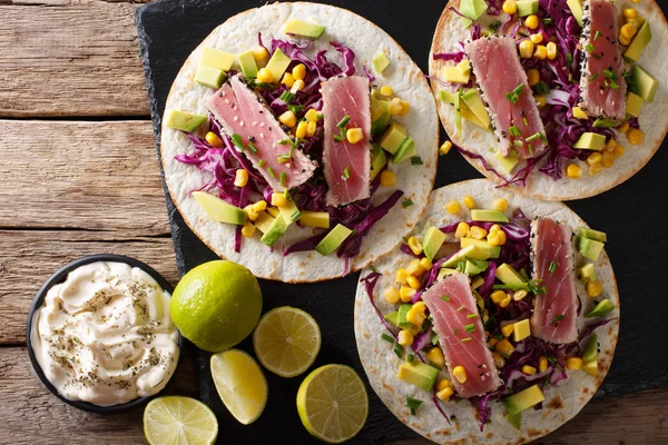Tacos con filete de atún y verduras frescas de cerca. horizontal — Foto de Stock