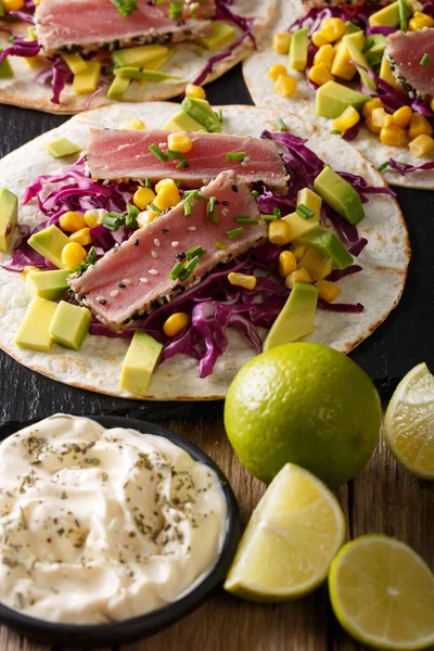 Deliciosa comida: tortillas de pescado con atún, sésamo, maíz, col — Foto de Stock