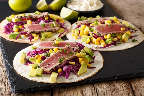 Tacos con filete de atún y verduras frescas de cerca. horizontal — Foto de Stock