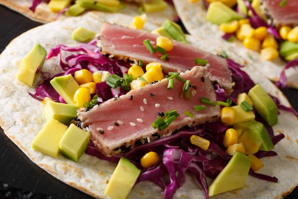 Balıklı Taco ton balığı, kırmızı lahana, Mısır, avokado ve soğan macr ile