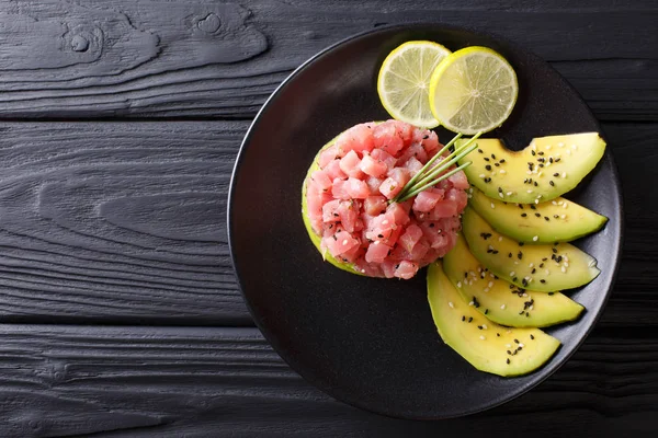 Hermosa comida: tártaro de atún fresco con lima, aguacate y sésamo —  Fotos de Stock