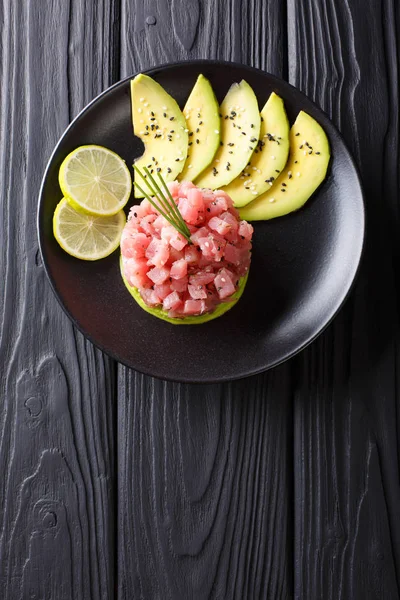 Hermosa comida: tártaro de atún fresco con lima, aguacate y sésamo —  Fotos de Stock