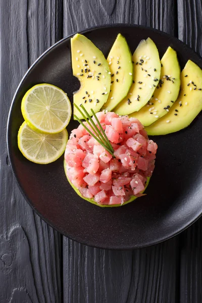 Tartar de atún fresco crudo con especias de primer plano. Vertical top vie —  Fotos de Stock