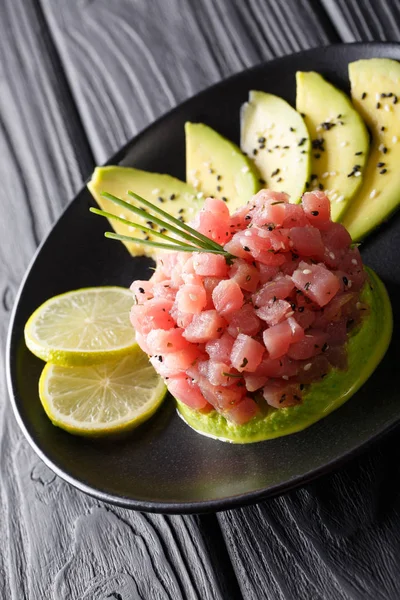 Tartar på tonfisk med avokado, wasabi och lime närbild. vertikala — Stockfoto