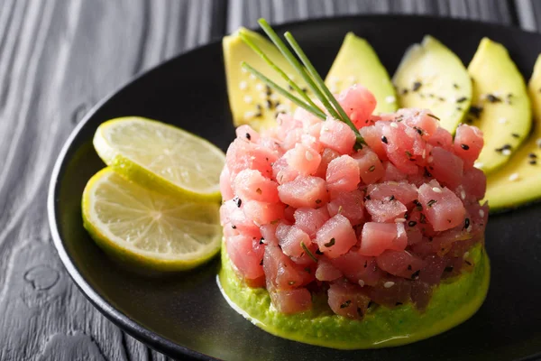 Tartar de atún servido con aguacate, wasabi y macro lima. ¡Jo! — Foto de Stock