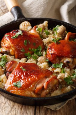 Tek bir kap: kızarmış tavuk uyluk ile quinoa ve mantar yakın çekim