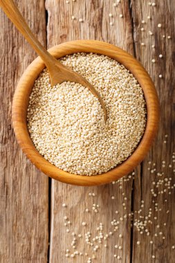 Ham quinoa ahşap bir kapta kapatın. Üstten Görünüm dikey backgrou