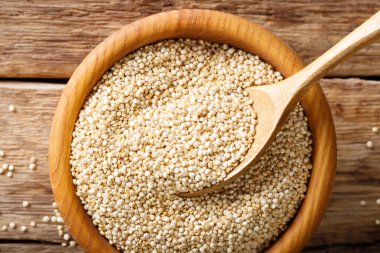 Geleneksel ham quinoa yakın masada ahşap bir kase. t