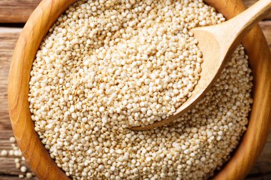 Bir kase makroda beyaz quinoa kuru. Üstten Görünüm yatay arka plan
