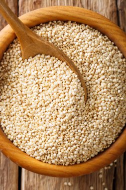 Geleneksel ham quinoa yakın masada ahşap bir kase. t
