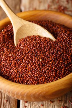 Kuru kırmızı quinoa ahşap bir kapta kapatın. dikey