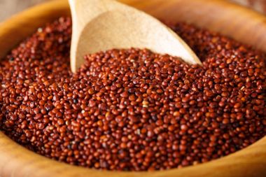 Bir kase makroda kırmızı quinoa kuru. Yatay arka plan