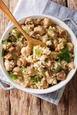 Organik quinoa mantar ve soğan pan yakın çekim. Vert