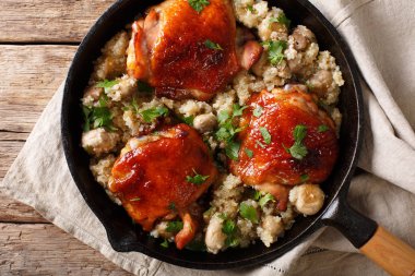 Lezzetli kızarmış tavuk uyluk ile quinoa ve mantar yakın çekim.