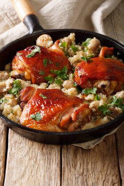 Lezzetli kızarmış tavuk uyluk ile quinoa ve mantar yakın çekim.