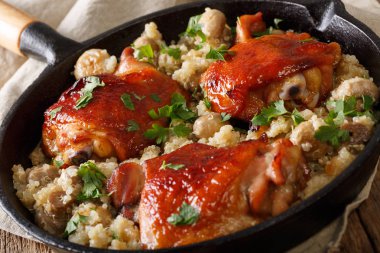 Fırında tavuk uyluk quinoa ve mantar ile yakın çekim. ufuk