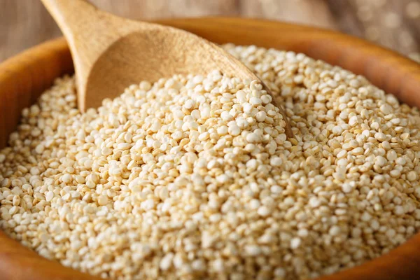Trockene weiße Quinoa in einer Schüssel Makro. horizontaler Hintergrund — Stockfoto