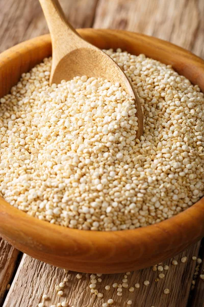 Quinoa blanc cru bio en gros plan dans un bol en bois. Vertical — Photo