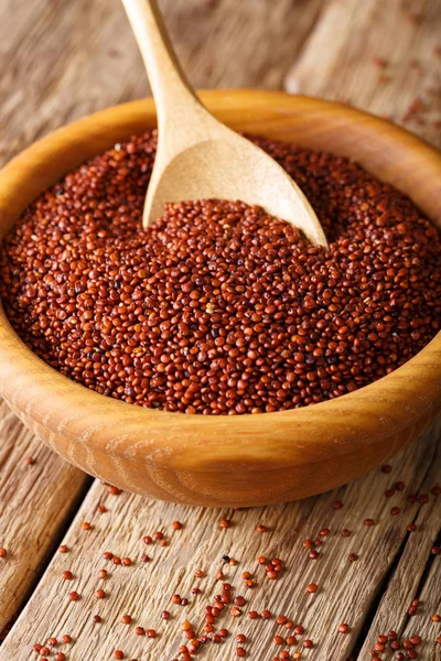 Quinoa vermelha crua fechar em uma tigela de madeira. Vertical — Fotografia de Stock