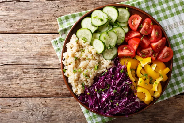 Ensalada de comida vegetariana con verduras orgánicas y quinua close u —  Fotos de Stock