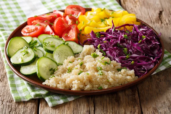Salade de repas végétarien aux légumes bio et quinoa close u — Photo