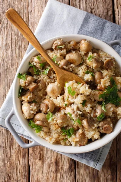 Alimentos saudáveis: Quinoa com cogumelos e cebolas em um close-up panela — Fotografia de Stock