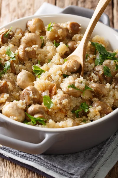 Quinoa orgânica com cogumelos e cebolas em um close-up de panela. Vert. — Fotografia de Stock