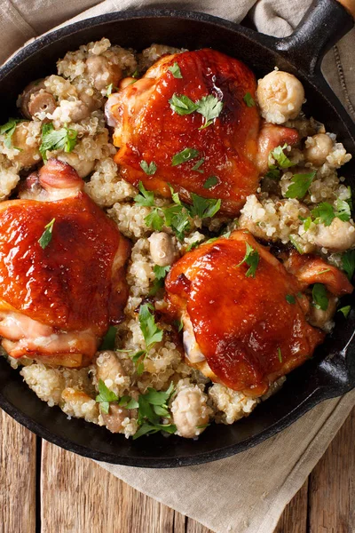 Uma panela: coxas de frango fritas com quinoa e cogumelos close-up — Fotografia de Stock