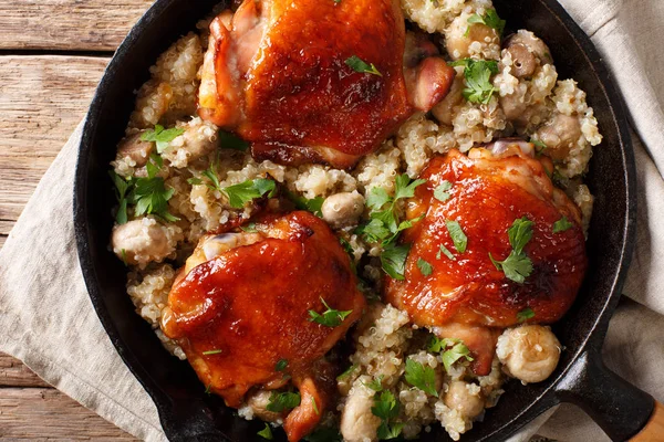 Uma panela: coxas de frango fritas com quinoa e cogumelos close-up — Fotografia de Stock