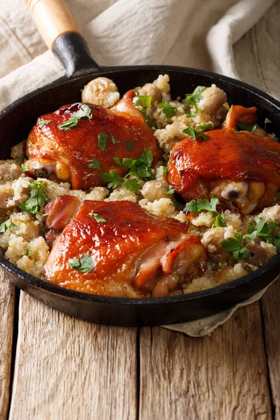 Lezzetli kızarmış tavuk uyluk ile quinoa ve mantar yakın çekim.