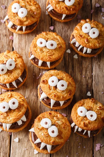 Monstruos de galletas de maní para Halloween de cerca en la mesa. ver —  Fotos de Stock