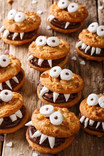 Halloween food: potwory orzechowy ciasteczka z czekolada c krem — Zdjęcie stockowe