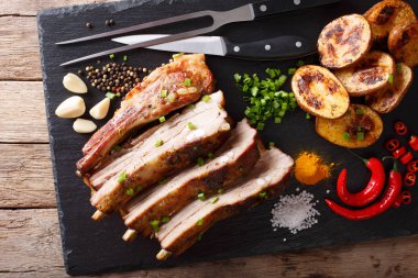 Kızarmış ev yapımı domuz eti ile fırında patates yakın çekim bir ta