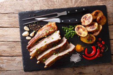 Kızarmış domuz kaburga sarımsak ve biber ve fırında patates ile 